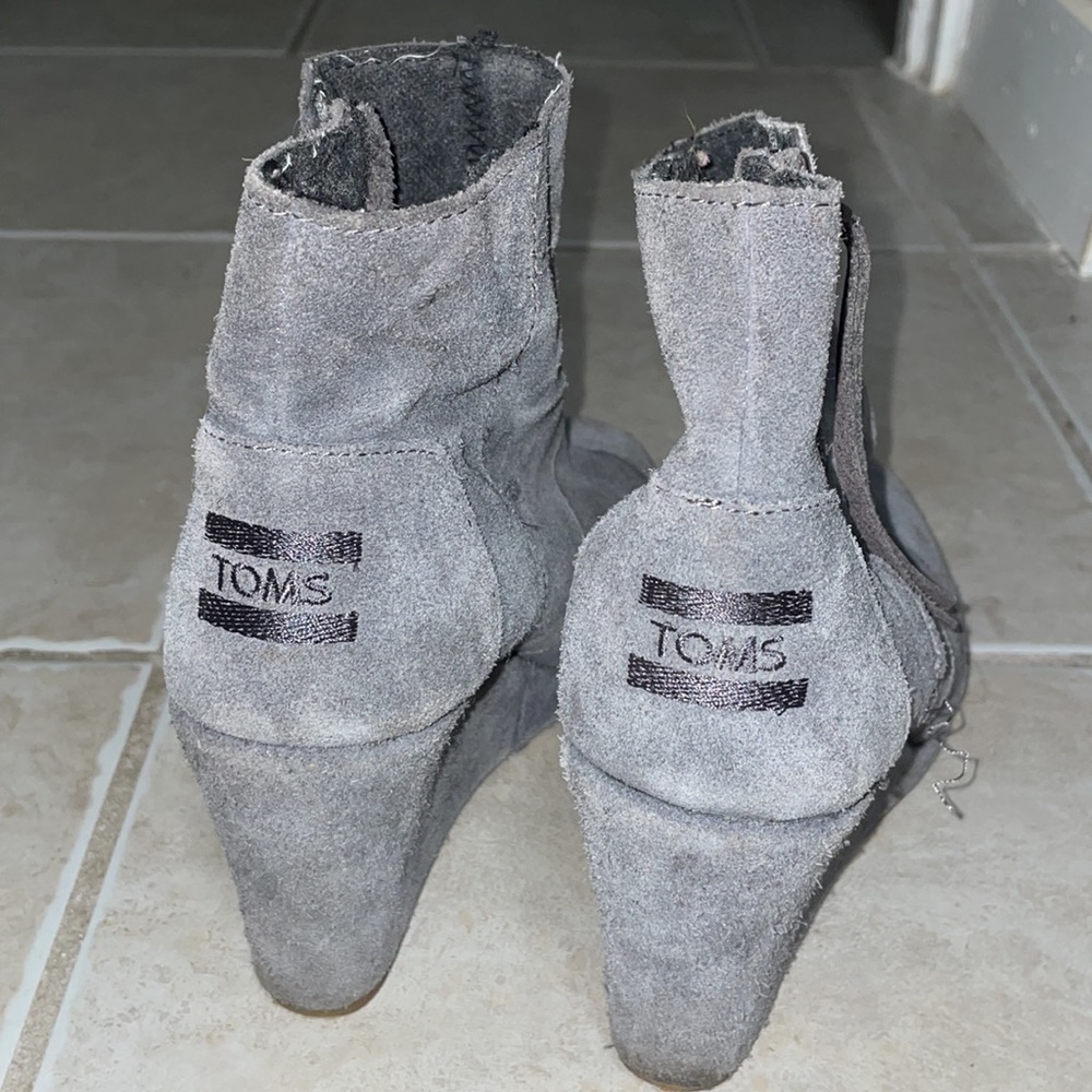 TOMS Desert Wedge Gray Suede Ankle Bootie Size 6W